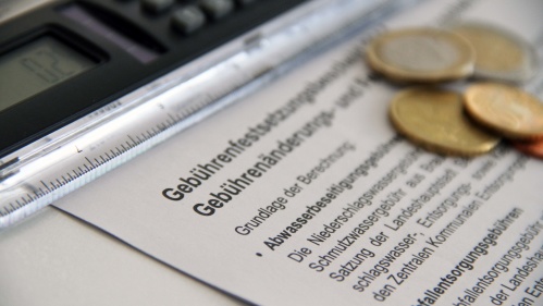 Gebührenbescheid und Taschenrechner Gebührenbescheid und Taschenrechner