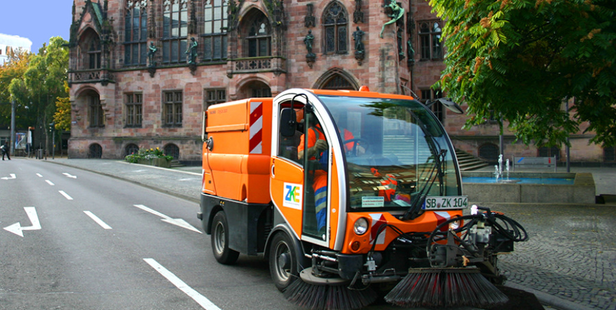 ZKE Straßenreinigung / Kehrmaschine vor dem Rathaus