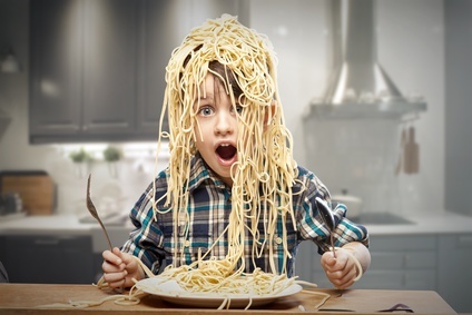 Kind isst Spaghetti 